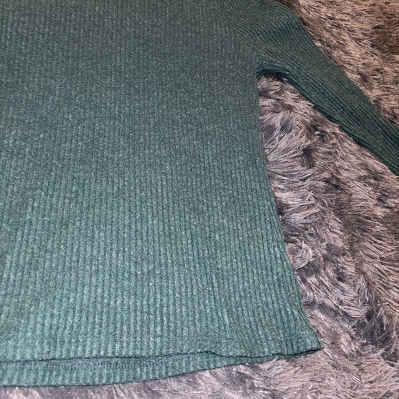 Forest Green long sleeve perfect for the cold weather! - Picture 2 of 7